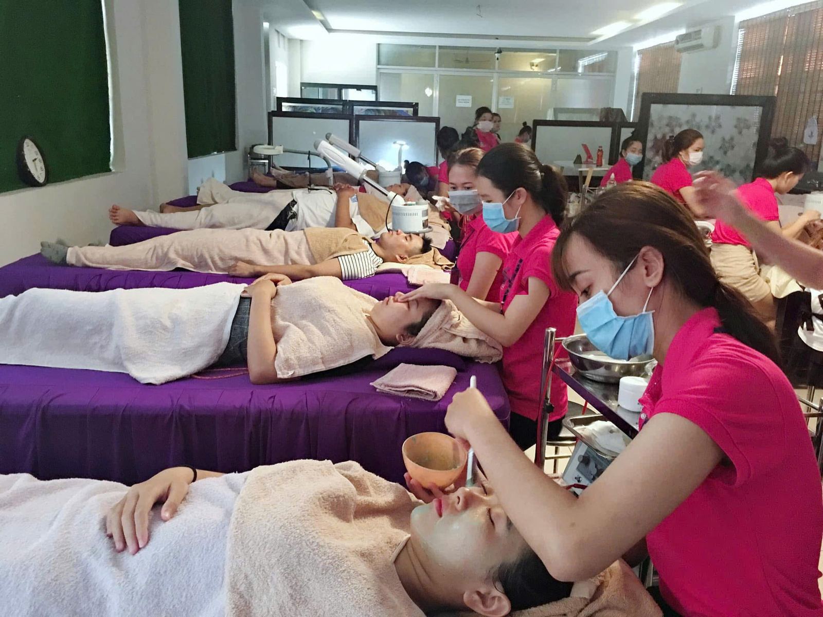 Học viên thực hành chăm sóc da trên khách