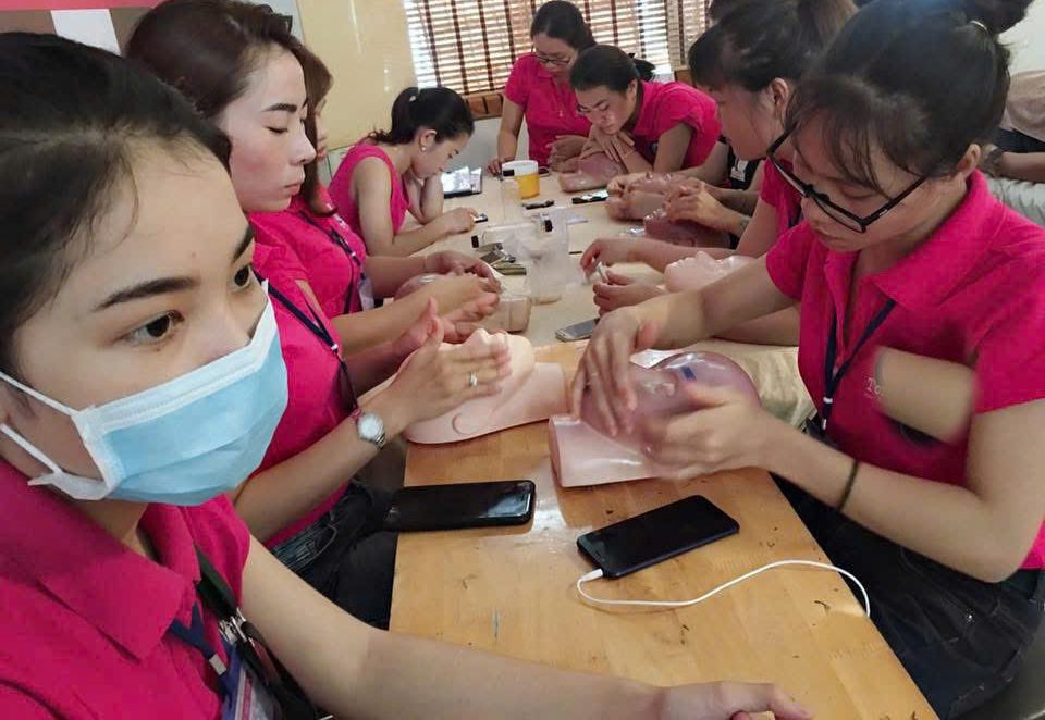 Học viên thực hành chăm sóc da trên đầu mẫu