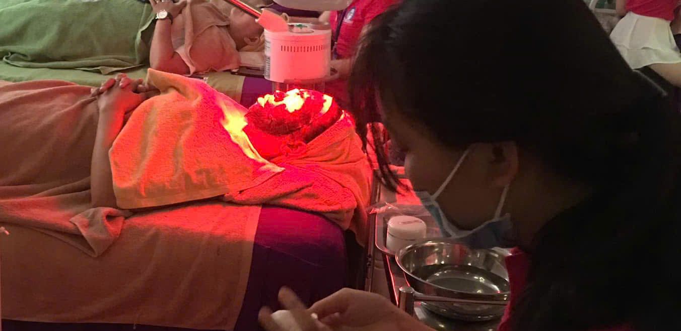 Chăm sóc da bằng máy ánh sáng sinh học